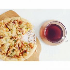 搭配酸梅汤。披萨好吃呢，鸡肉香香的，搭配丰富的蔬菜，很满足。