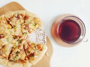 搭配酸梅汤。披萨好吃呢，鸡肉香香的，搭配丰富的蔬菜，很满足。