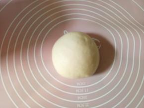 中粉、酵母、水、橄榄油、糖、盐放在一起和成光滑的面团，放在温暖的地方发酵