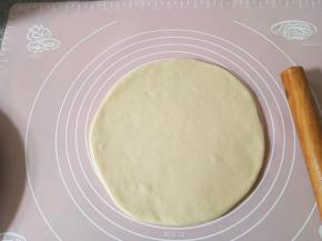 做完上面的准备工作，面团差不多发酵好了。擀成披萨盘大小，我的是九寸烤盘。