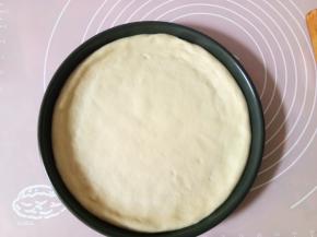 面饼放入烤盘，周圈用手指按压一下，使其自然鼓起一个厚边