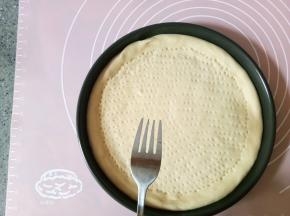 叉子均匀扎满洞洞，再封保鲜膜发酵大概半个小时