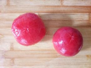 等待面团发酵的功夫来做披萨酱。西红柿2个去皮，去皮方法有好几种，可以水烫，可以火烤，推荐火烤，比较方便快捷，就是用叉子叉住西红柿屁股，炉灶开小火，拿着西红柿慢慢转着烤一会儿，全面烤到，看到有皮爆开就可以了，顺着爆开的地方慢慢撕掉所有的皮。