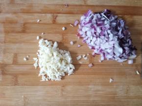 半个洋葱切三分之二切碎，蒜切碎
