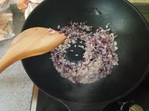 不粘锅烧热，倒适量橄榄油，下洋葱和蒜末煸香