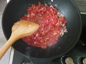 下西红柿煸炒，加适量盐调味