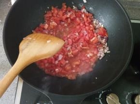 下西红柿煸炒，加适量盐调味