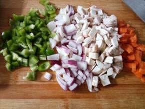 剩下的洋葱切块，青椒、口蘑、胡萝卜切块