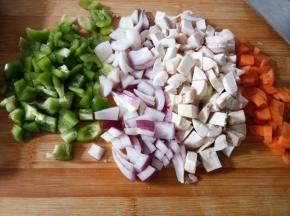 剩下的洋葱切块，青椒、口蘑、胡萝卜切块