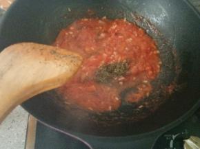 一边炒一边碾烂西红柿，炒到西红柿汤汁变浓稠，加入番茄酱和披萨草翻炒均匀关火
