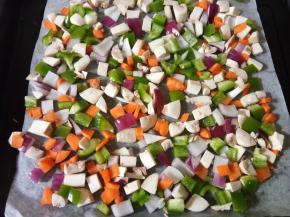 烤盘垫油纸，放入切好的蔬菜丁，放进烤箱180度烤8分钟，让蔬菜脱水