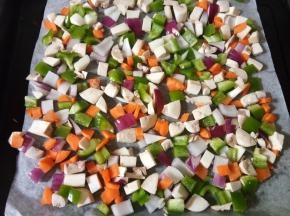 烤盘垫油纸，放入切好的蔬菜丁，放进烤箱180度烤8分钟，让蔬菜脱水