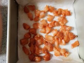 腌制好的鸡胸肉也放进烤箱200烤10分钟，使其半成熟