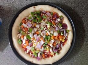 先薄薄撒一层芝士碎再洒满蔬菜丁