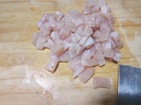 鸡胸肉切小块