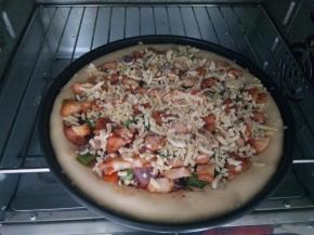 根据喜好撒好芝士碎。我家都不太喜欢芝士的奶膻味，所以撒的比较少。烤箱中层200度烤20分钟即可。