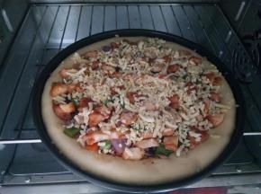 根据喜好撒好芝士碎。我家都不太喜欢芝士的奶膻味，所以撒的比较少。烤箱中层200度烤20分钟即可。