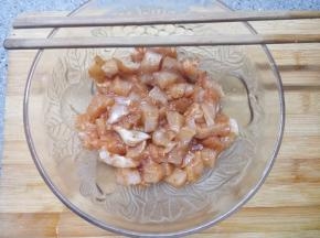 放入奥尔良腌料，抓匀，充分按摩一会儿