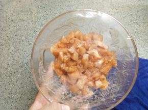 保鲜膜封碗，放进冷藏，腌制最少5个小时，过夜最好，时间越长越入味，越好吃