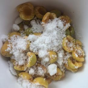 撒入白糖，搅拌 均匀。