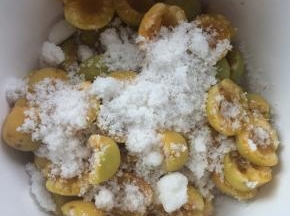 撒入白糖，搅拌 均匀。