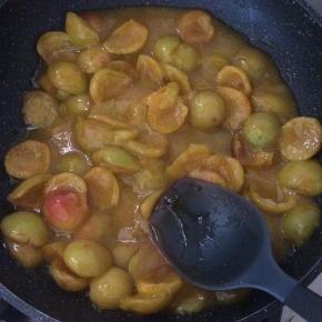 干净的不粘锅，倒入杏，小火不停翻炒。