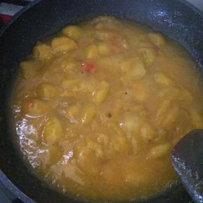 一边翻炒，一边用铲子按压。