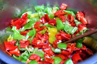 辣椒去籽洗净，切成小碎块，放在一个较大的容器里；