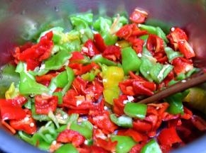 辣椒去籽洗净，切成小碎块，放在一个较大的容器里；