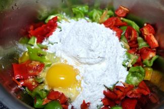 放进鸡蛋、面粉、清水，还有适量的盐；鸡蛋我就放了一个，如果想多放点鸡蛋，可以不用再加清水了；