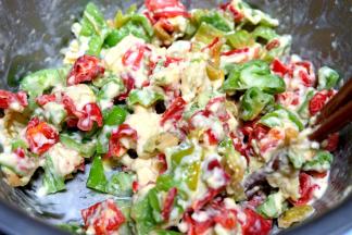 用筷子搅拌均匀，使辣椒块和面粉鸡蛋混合均匀，裹在一起；