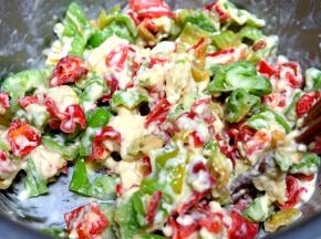 用筷子搅拌均匀，使辣椒块和面粉鸡蛋混合均匀，裹在一起；