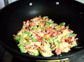 炒锅上火烧热，放进食用油，想要炒的好吃，最好多放一点油，油温后把裹了鸡蛋面糊的辣椒倒进去，用锅铲轻轻翻动，适当按压；