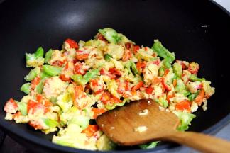 等裹了面糊的辣椒煎的发黄，辣椒煎出香辣味儿，再撒点孜然粉就可以关火盛到盘中了；