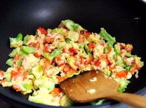 等裹了面糊的辣椒煎的发黄，辣椒煎出香辣味儿，再撒点孜然粉就可以关火盛到盘中了；