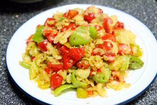 做这个面煎辣椒最好用红辣椒和绿辣椒搭配着来炒，颜色好看，而且还需要用辣的辣椒，吃起来才开胃。以前在老家的时候，因为自己家里种辣椒，我妈又特别能吃辣，所以经常这么炒着吃，离家这些年，吃的少了，还有点儿想呢，自己做起来也算是一慰思乡之苦吧！