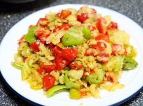 做这个面煎辣椒最好用红辣椒和绿辣椒搭配着来炒，颜色好看，而且还需要用辣的辣椒，吃起来才开胃。以前在老家的时候，因为自己家里种辣椒，我妈又特别能吃辣，所以经常这么炒着吃，离家这些年，吃的少了，还有点儿想呢，自己做起来也算是一慰思乡之苦吧！