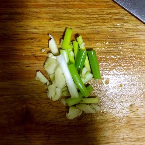 2.葱切段，蒜切块备用