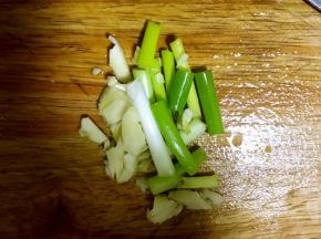 2.葱切段，蒜切块备用