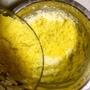 3.黄油打发至蓬松光滑状态后，加入鸡蛋黄