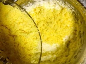 3.黄油打发至蓬松光滑状态后，加入鸡蛋黄