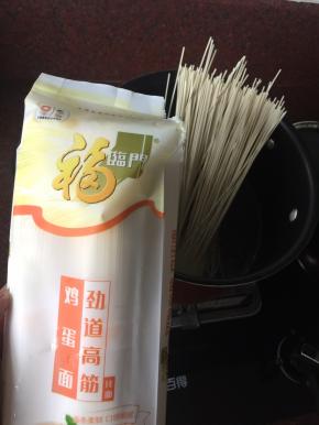 锅里煮开水后放入福临门面条