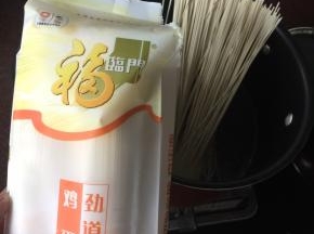 锅里煮开水后放入福临门面条