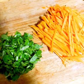 2.胡萝卜切丝，香菜切段备用