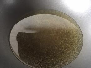 锅里倒入适量油煮至八成熟