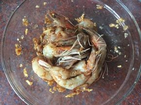 然后将处理好的虾放入酱料里抓拌均匀后腌制10分钟