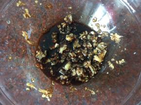 然后加入盐和生抽