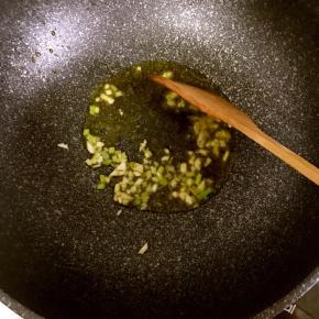 6.花椒油中放入葱末蒜末爆香后关火