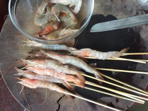 然后用竹签将虾串起来