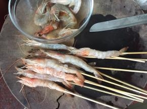 然后用竹签将虾串起来